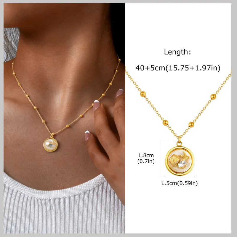 The Riviera Shell | שרשרת צ'ארמס בעיצוב אוקיינוס בציפוי זהב 18K בשילוב פנינים