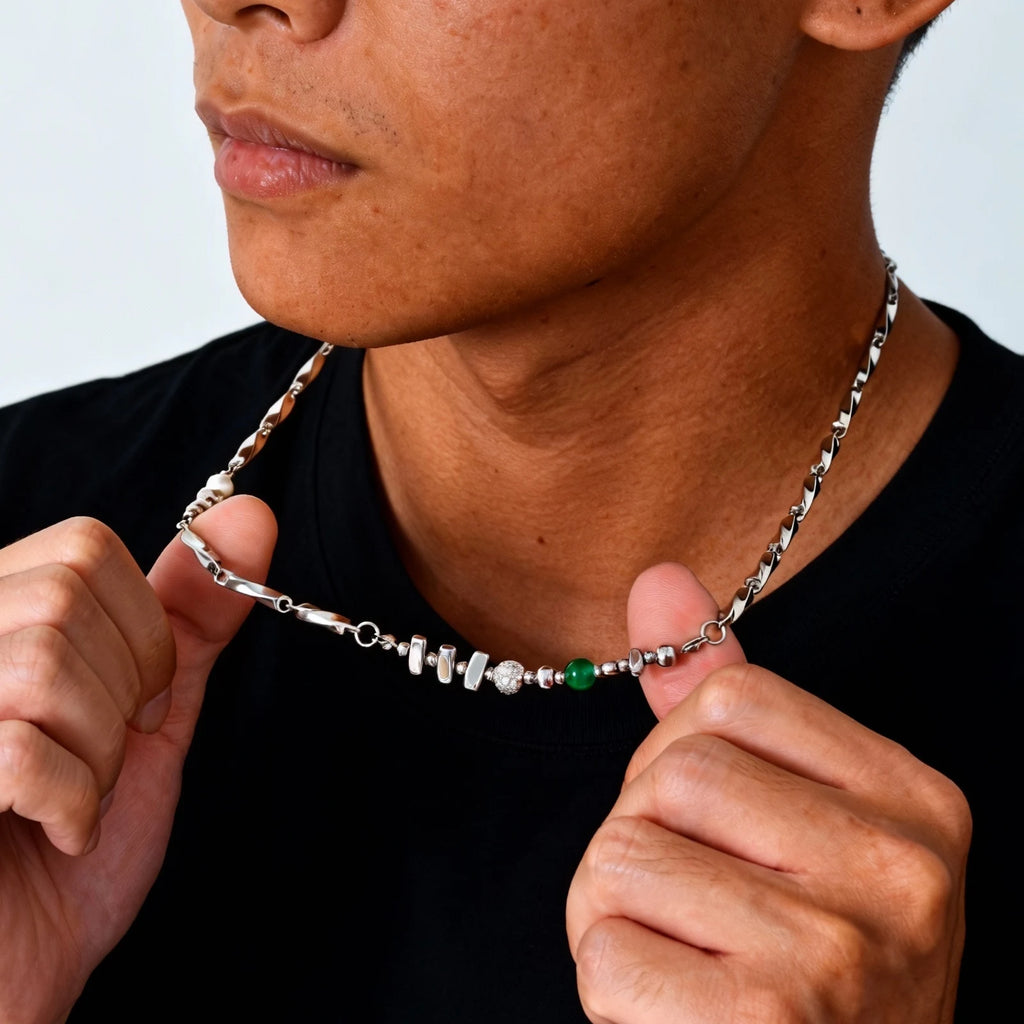 שרשרת לגבר קולקטיב "מיגוס" עם אבן ירוקה וחרוזי כסף טהור אסימטריים