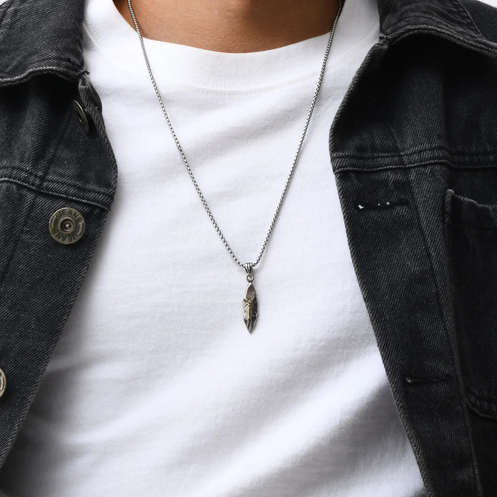 שרשרת לגבר ''לב האדמה'' מנחושת בסגנון תליון מבוקע בגווני זהב