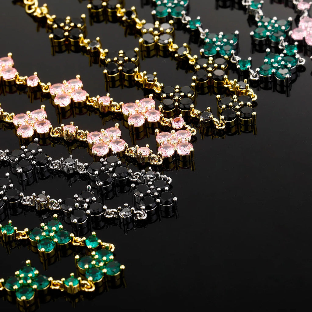 צמיד תלתן עלים משובץ באבני חן בגימור יוקרתי במגוון גוונים